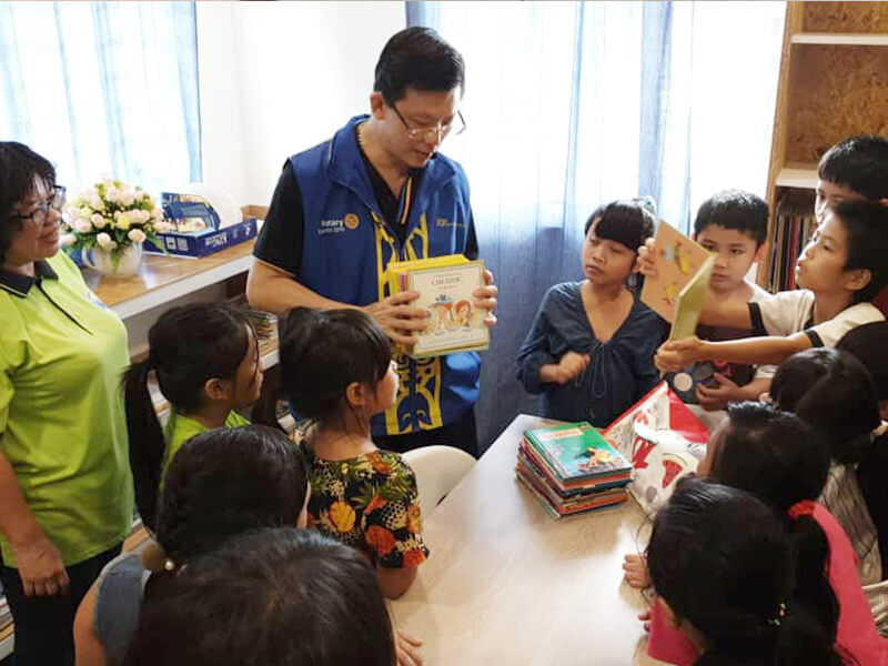 handover-of-custom-made-bookshelves-to-breakthrough-learning-centre-cover.jpg